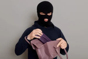 Ladrón robando bolso