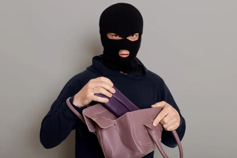 Ladrón robando bolso