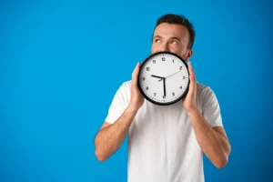 Persona cargando un reloj