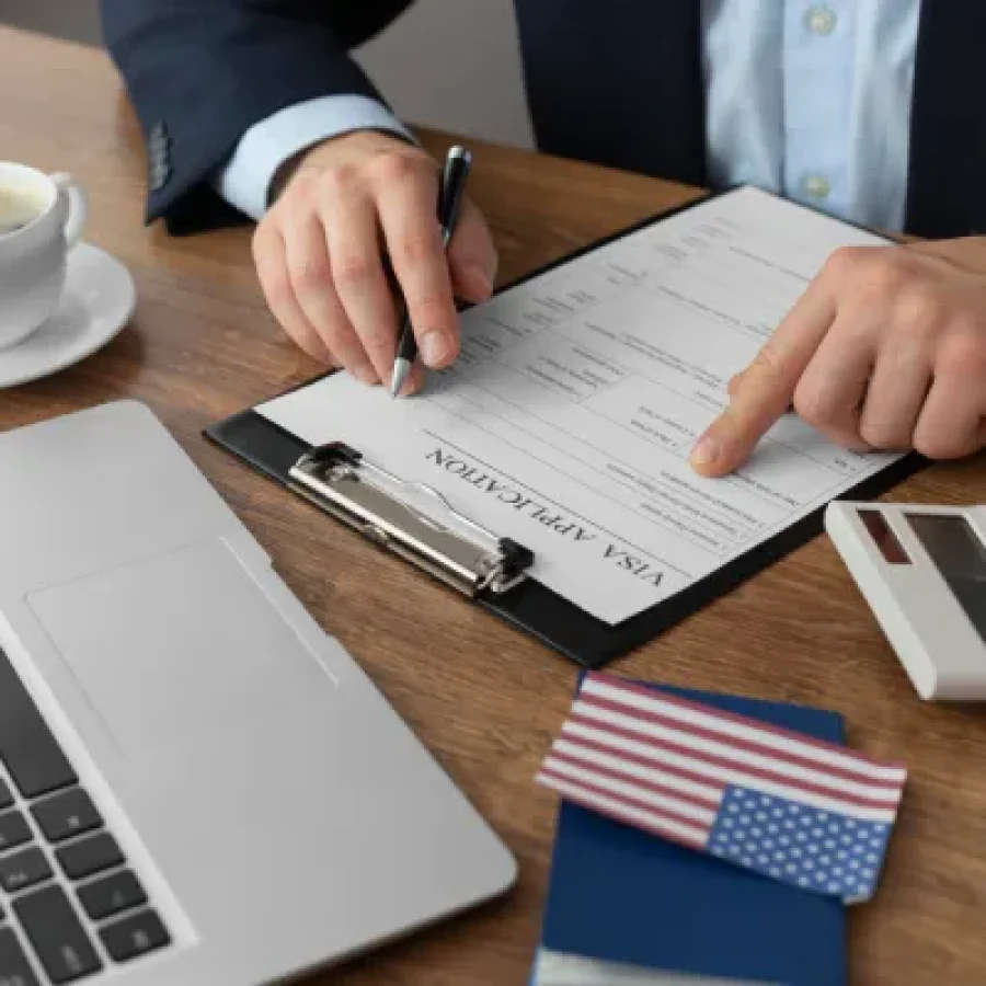 aplicacion visa persona haciendo un trámite de visa americana
